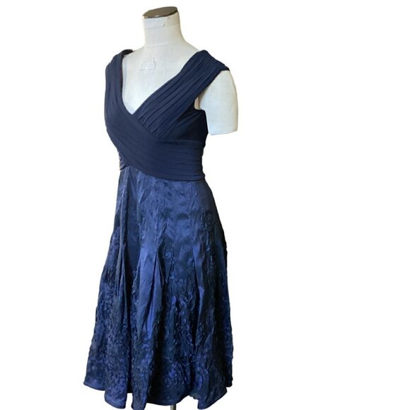 Adrianna Papell Fit and Flare Elegant Cocktail/Party Dress Sz 8 Navy Blue 211B - Picture 5 of 11